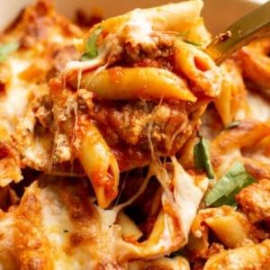 Nahaufnahme einer Auflaufform mit Mostaccioli