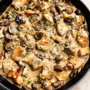Hähnchen Stroganoff in einer grauen Le Creuset Pfanne