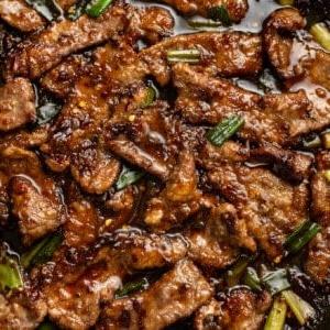 Einfaches mongolisches Rindfleisch 8 Eine Pfanne mit mongolischem Rindfleisch