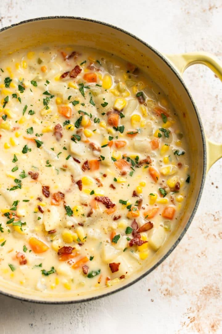Mais-Chowder Nahaufnahme in einem gelben Topf