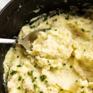 Nahaufnahme von Boursin Kartoffelpüree mit einem Schneebesen