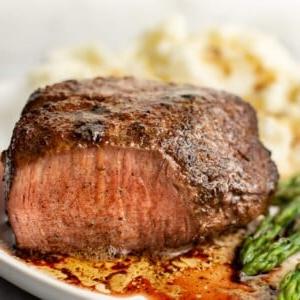 filet mignon auf einem Teller mit Kartoffelpüree