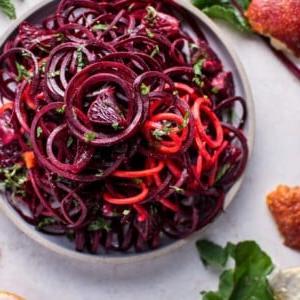 Schale mit spiralisiertem Rohkostsalat aus Rote Bete und Blutorangen