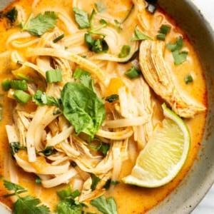 Eine Schüssel mit Thai Hähnchen-Curry-Suppe