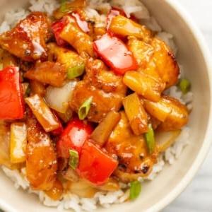 Eine Schüssel Ananas-Hähnchen mit Reis