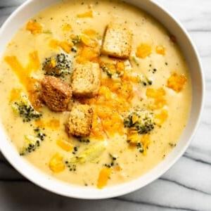 Leichte Brokkoli-Cheddar-Suppe 9 Nahaufnahme einer Schüssel hausgemachter Brokkoli Cheddar Suppe