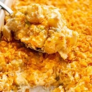 Beerdigungskartoffeln 9 Nahaufnahme eines Löffels voller Funeral Potatoes, der aus einer Auflaufform gehoben wird