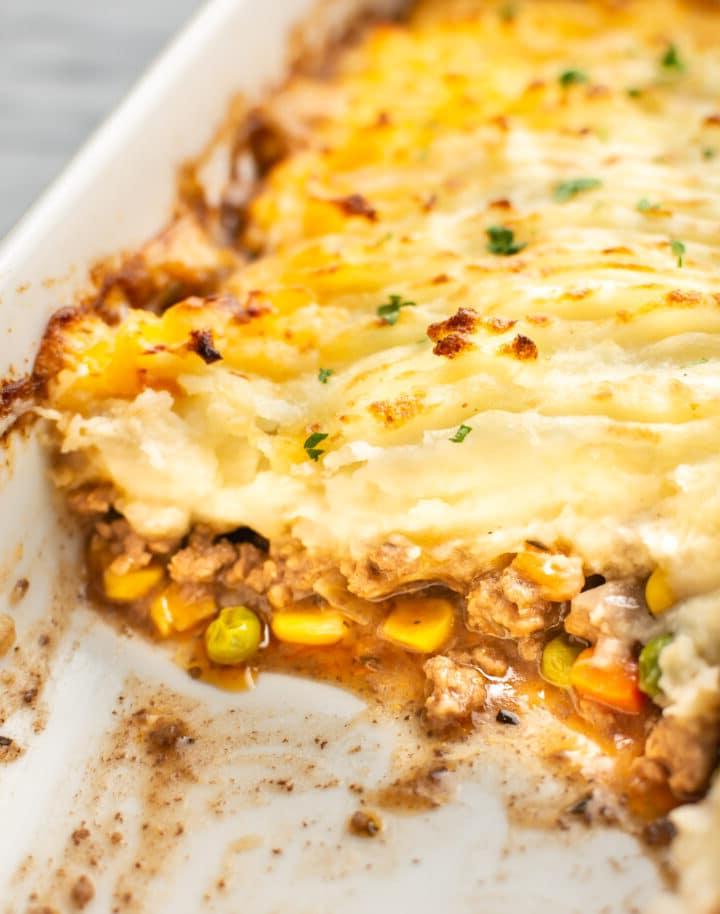 Eine Auflaufform mit Shepherd's Pie