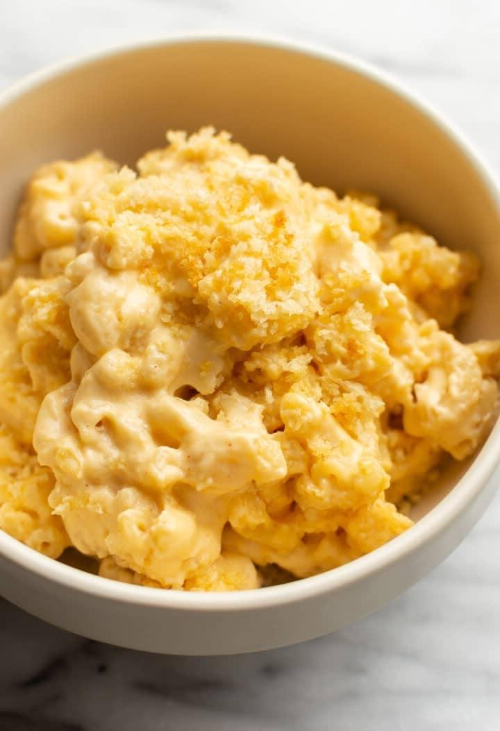 Gebackener Makkaroni-Käse-Auflauf 9 Eine Schüssel mit käsig gebackenem Mac and Cheese