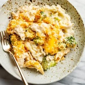 Käse-Hähnchen Divan 10 close-up of a shallow bowl with creamy chicken and broccoli casserole and mashed potatoes