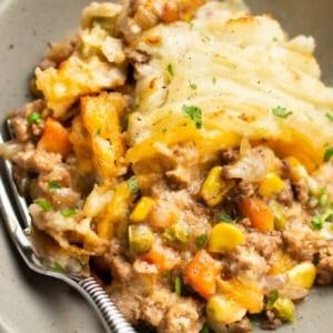Shepherd's Pie auf einem Teller mit Gabel