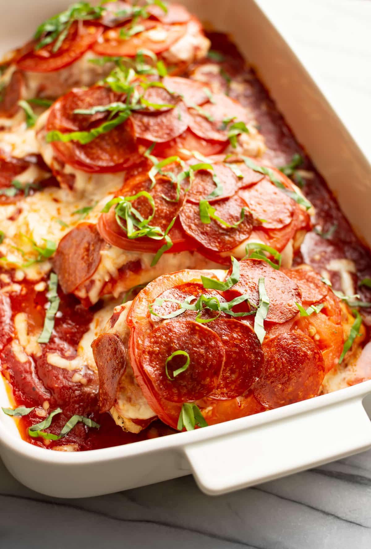 Pizza Hähnchen 2 Eine Auflaufform mit frisch gebackenem Pizza-Hähnchen, bereit zum Servieren