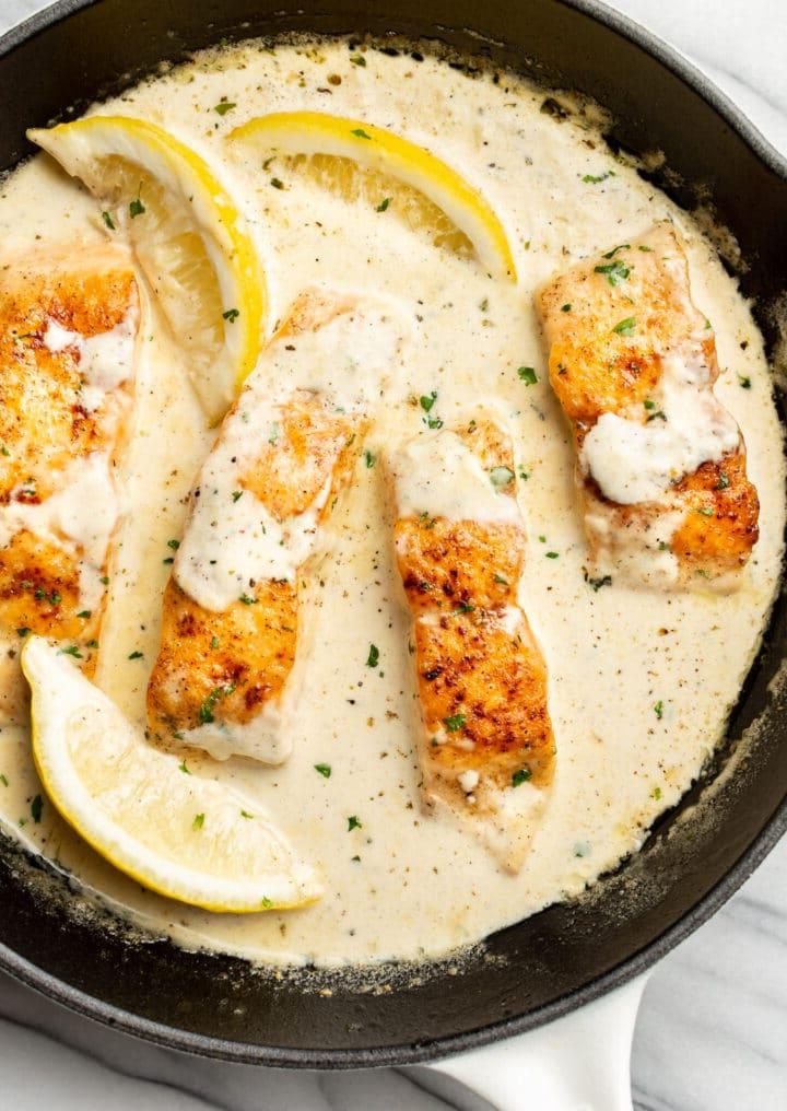 Cremiger Zitronen-Lachs 2 Eine Pfanne mit cremigem Zitronen-Lachs