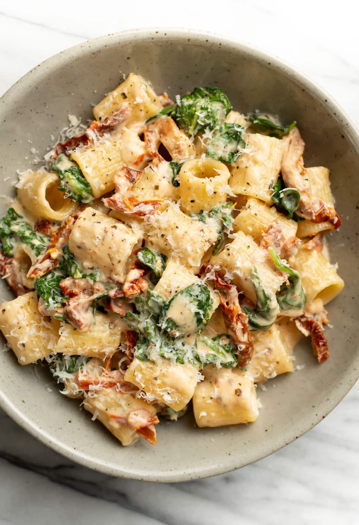 Pasta mit sonnengetrockneten Tomaten 2 Eine Schüssel mit Pasta mit sonnengetrockneten Tomaten