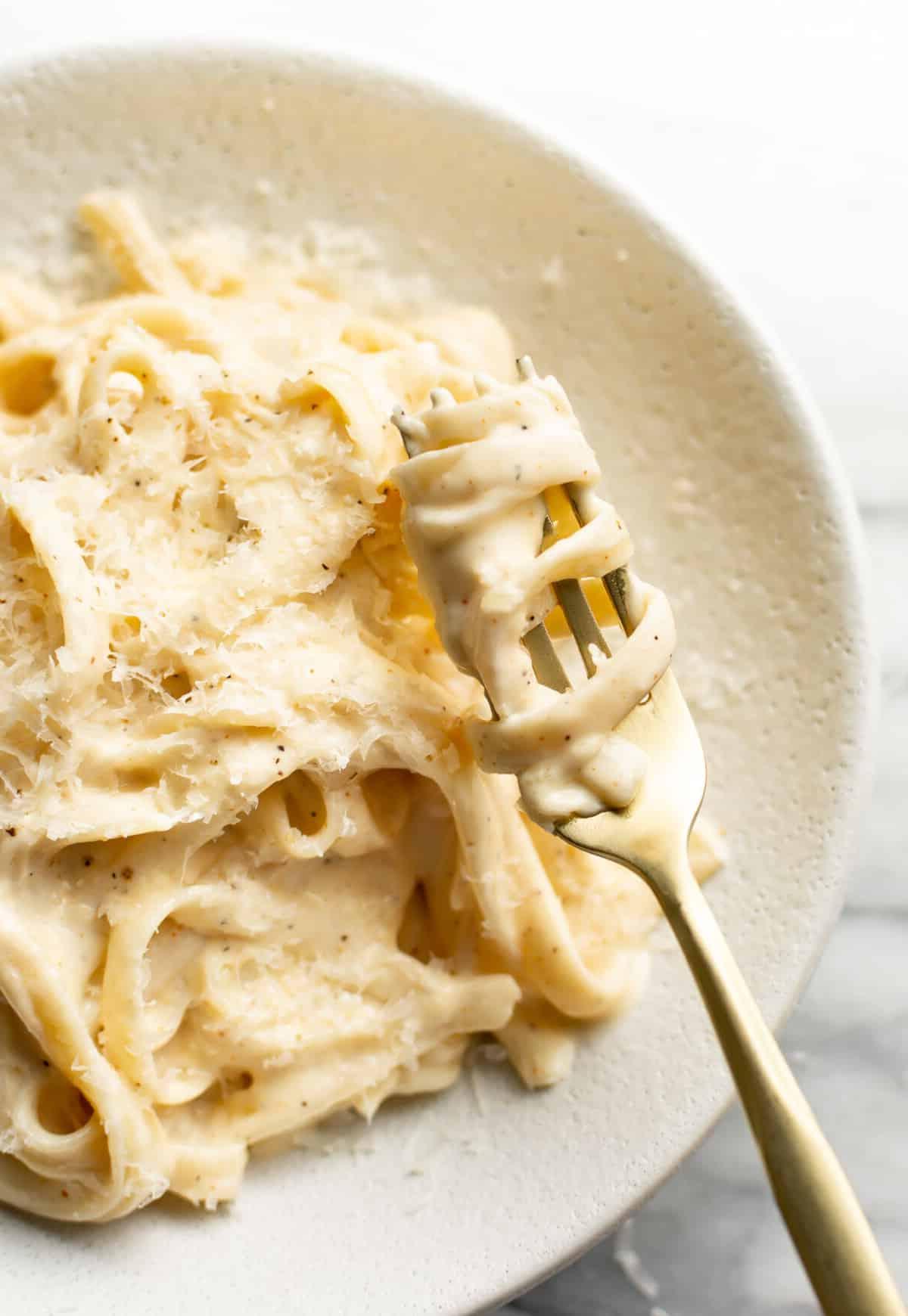 Cajun-Alfredo-Soße 2 Eine Schale mit Cajun Fettuccine Alfredo und einer Gabel