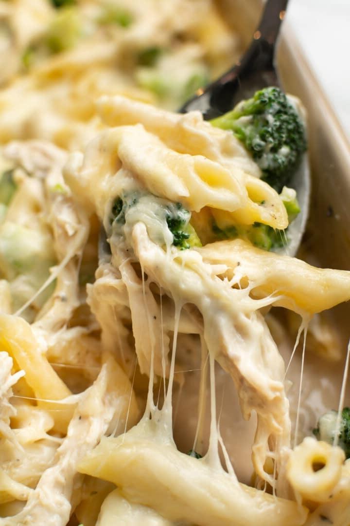 Hähnchen- und Brokkoli-Alfredo-Auflauf 2 Ein Servierlöffel mit Hähnchen-Brokkoli-Alfredo-Auflauf