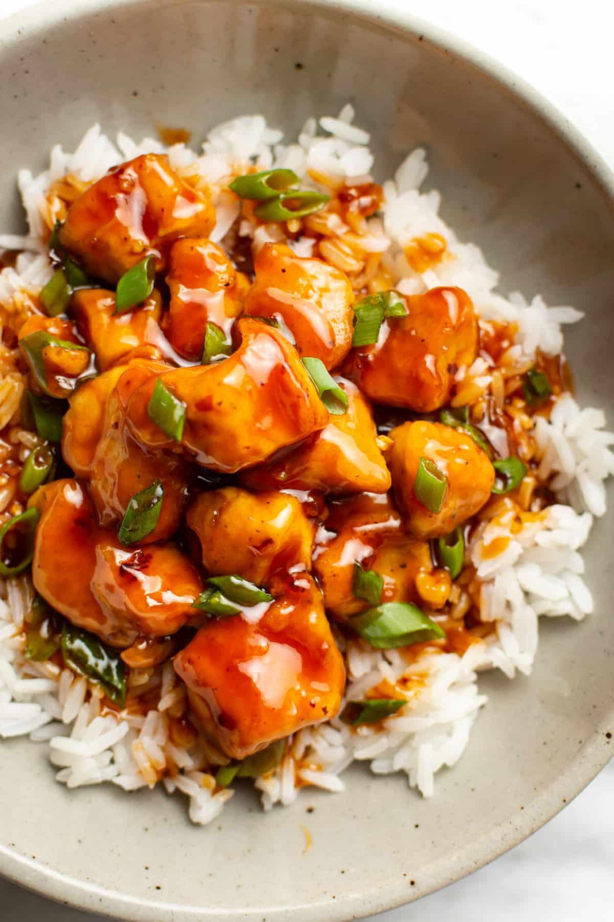 Feuriges Hähnchen 2 Eine Schale Firecracker Hähnchen über Reis serviert
