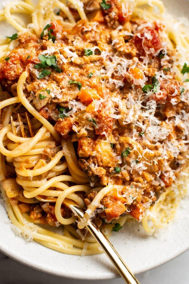 Hausgemachte Spaghetti-Soße 2 Eine Nahaufnahme einer flachen Schüssel mit hausgemachter Spaghettisauce über Spaghetti