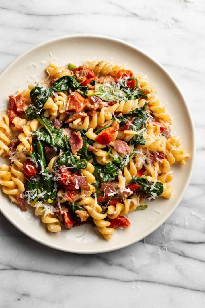 Einfache BLT Pasta 2 BLT Nudeln auf einem beigen Teller angerichtet