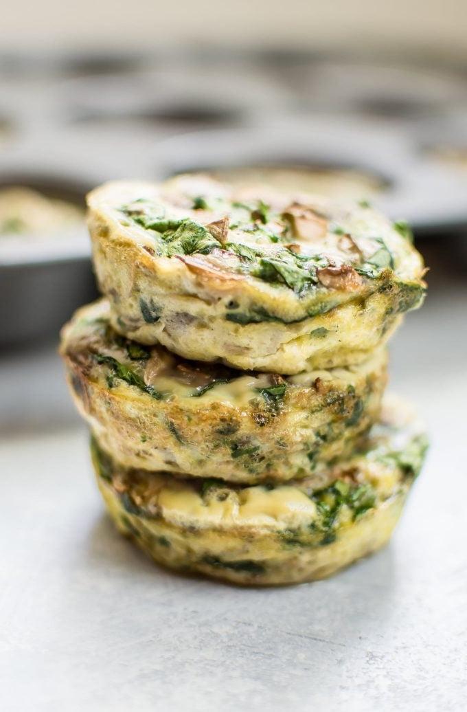 Gesunde Frühstücks-Eier-Muffins 2 a stack of three spinach and mushroom egg muffins