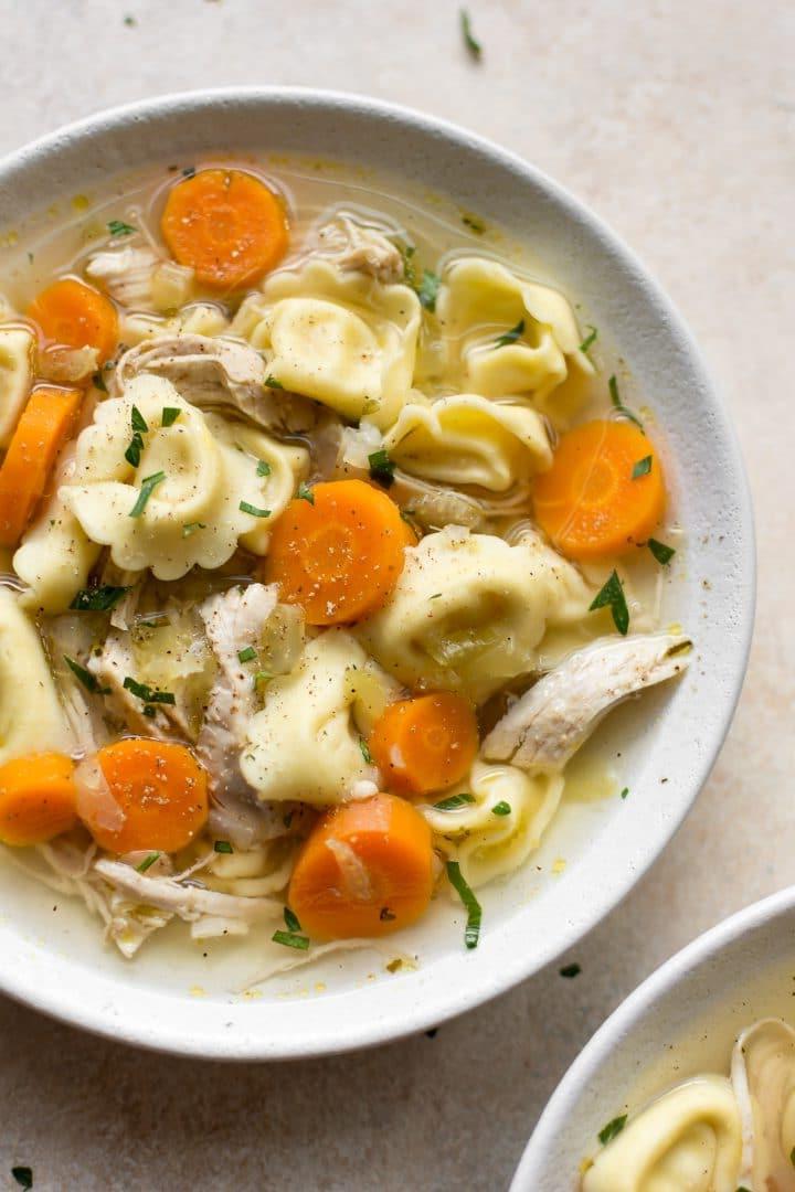 Nahaufnahme von Instant Pot Hähnchen-Tortellini-Suppe in einer Schüssel