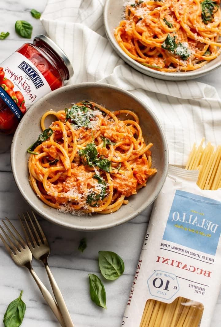 Cremige Pasta mit gerösteter roter Paprika 2 Zwei Schalen cremiger Pasta mit gerösteter Paprika und DeLallo-Produkten