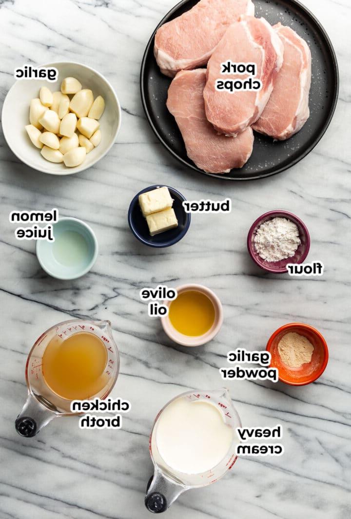 Cremige Knoblauch-Schweinekoteletts 3 Zutaten für cremige Knoblauch-Schweinekoteletts in Zubereitungsschüsseln