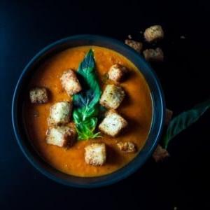 Tomatensuppe mit Knoblauch-Salbei-Croûtons 3 Tomatensuppe mit den besten Croutons! Basilikum, Knoblauch und Salbei ergänzen diese Suppe wunderbar.