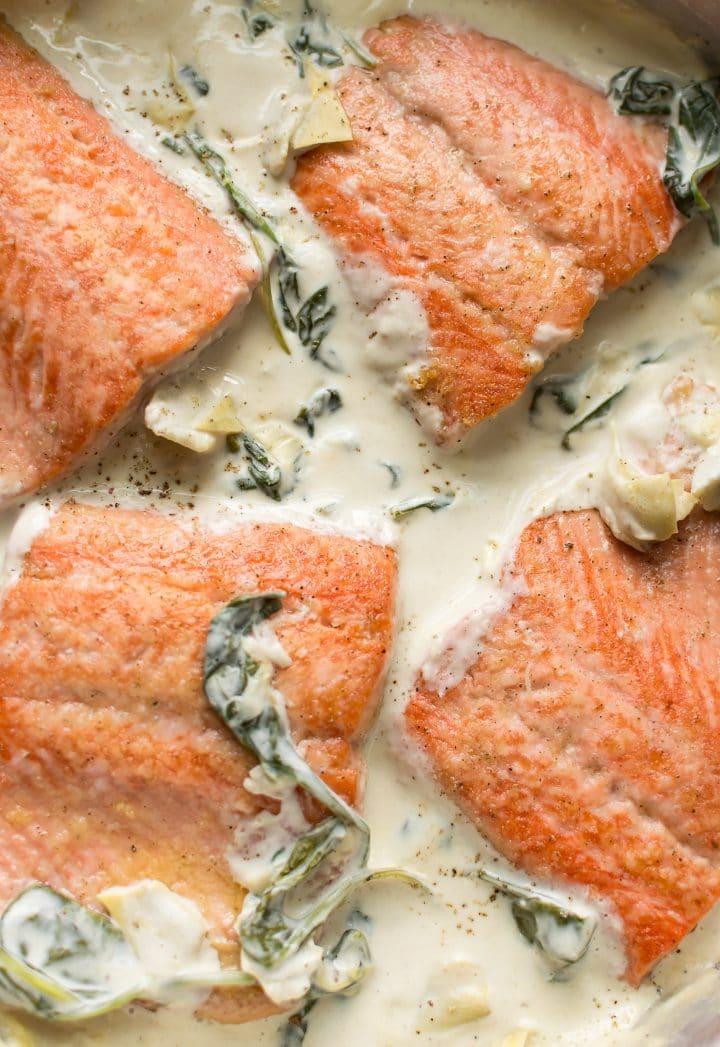 Nahaufnahme von Spinat-Artischocken-Lachs