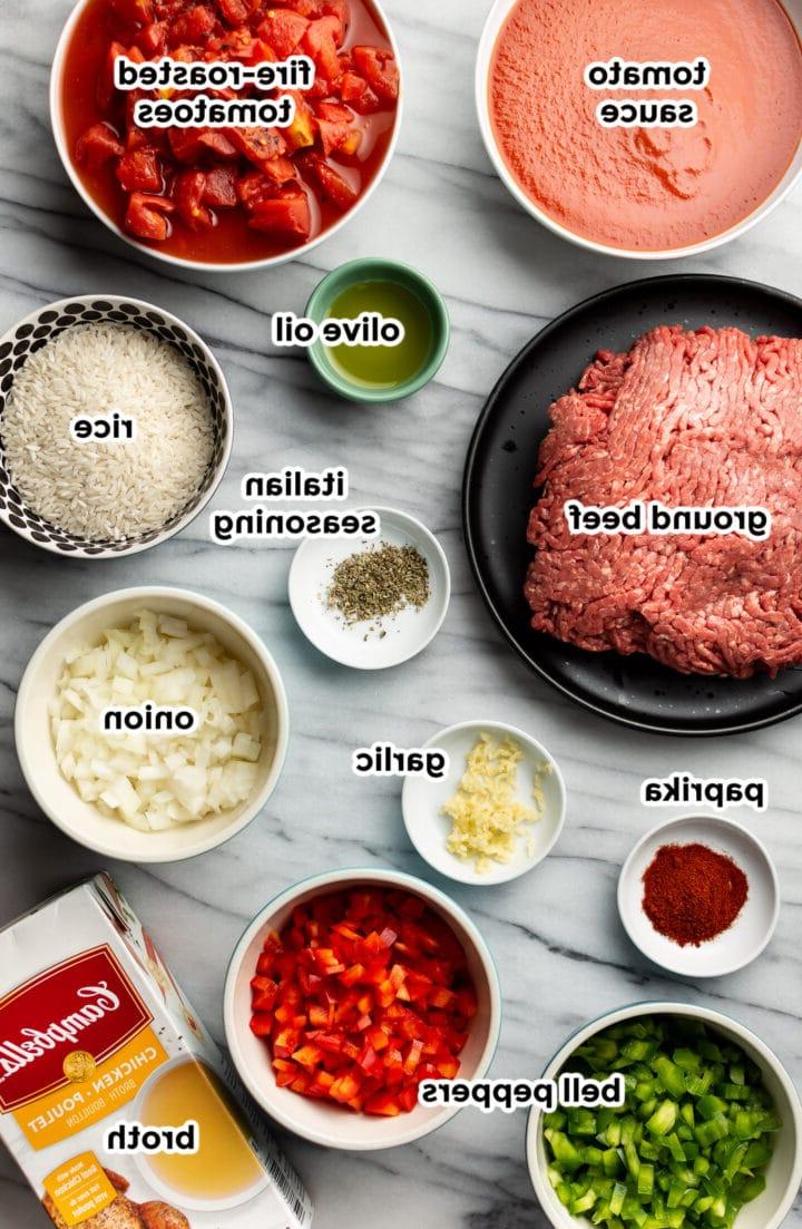 Einfache gefüllte Paprikasuppe 3 ingredients in small bowls on a marble surface for stuffed pepper soup