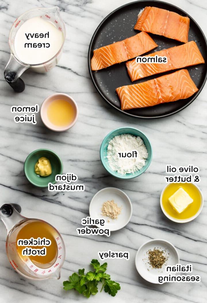Cremiger Zitronen-Lachs 3 Zutaten für cremigen Zitronen-Lachs auf einer Theke