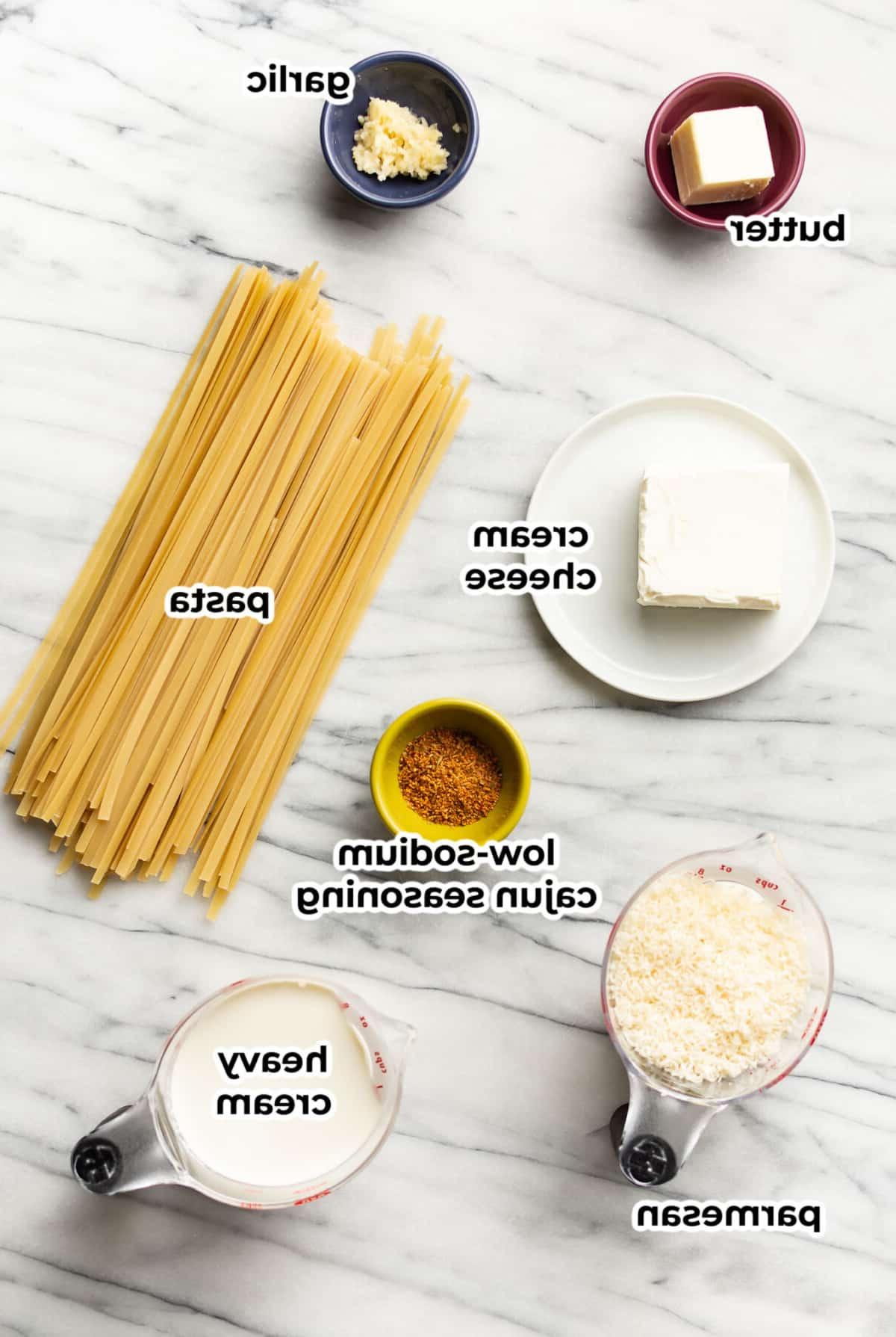 Cajun-Alfredo-Soße 3 Zutaten für Cajun Alfredo Soße in Vorbereitungsschalen