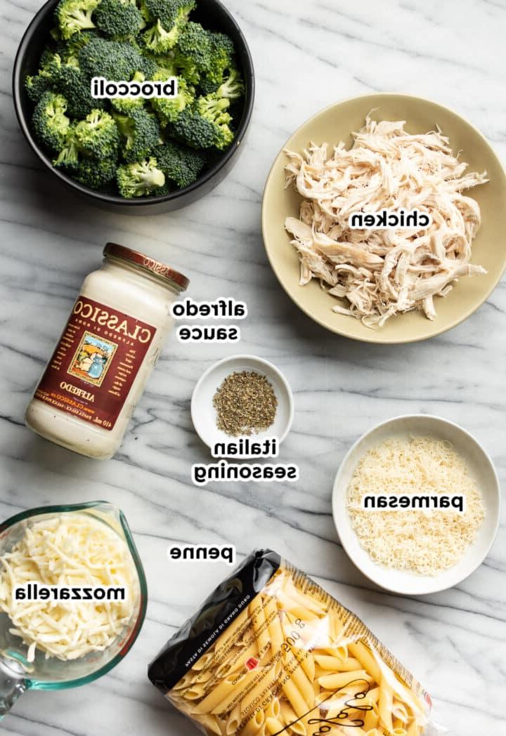Hähnchen- und Brokkoli-Alfredo-Auflauf 3 Zutaten für Hähnchen-Alfredo-Brokkoli-Auflauf in Vorbereitungsschalen