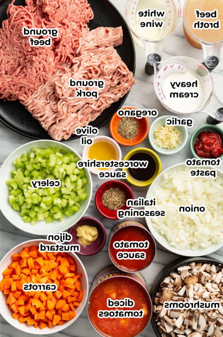 Hausgemachte Spaghetti-Soße 3 Zutaten für hausgemachte Spaghettisauce in vorbereiteten Schalen