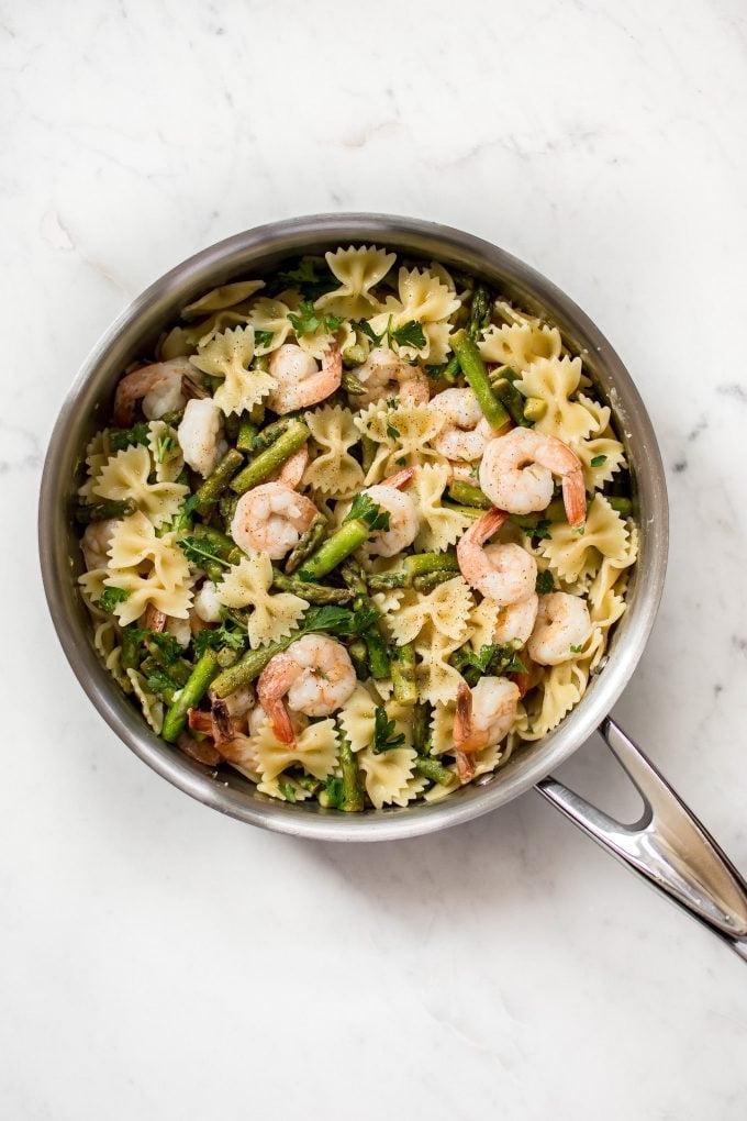 Einfache Garnelen-Spargel-Pasta in einer Metallpfanne