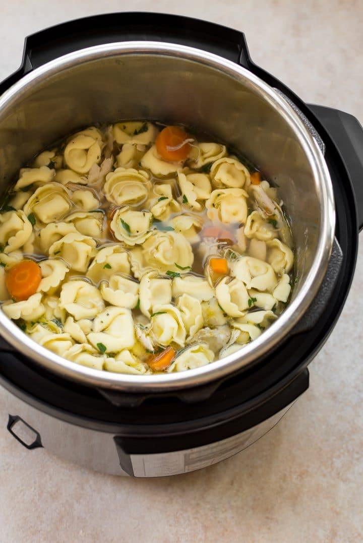Hähnchen-Tortellini-Suppe im Instant Pot