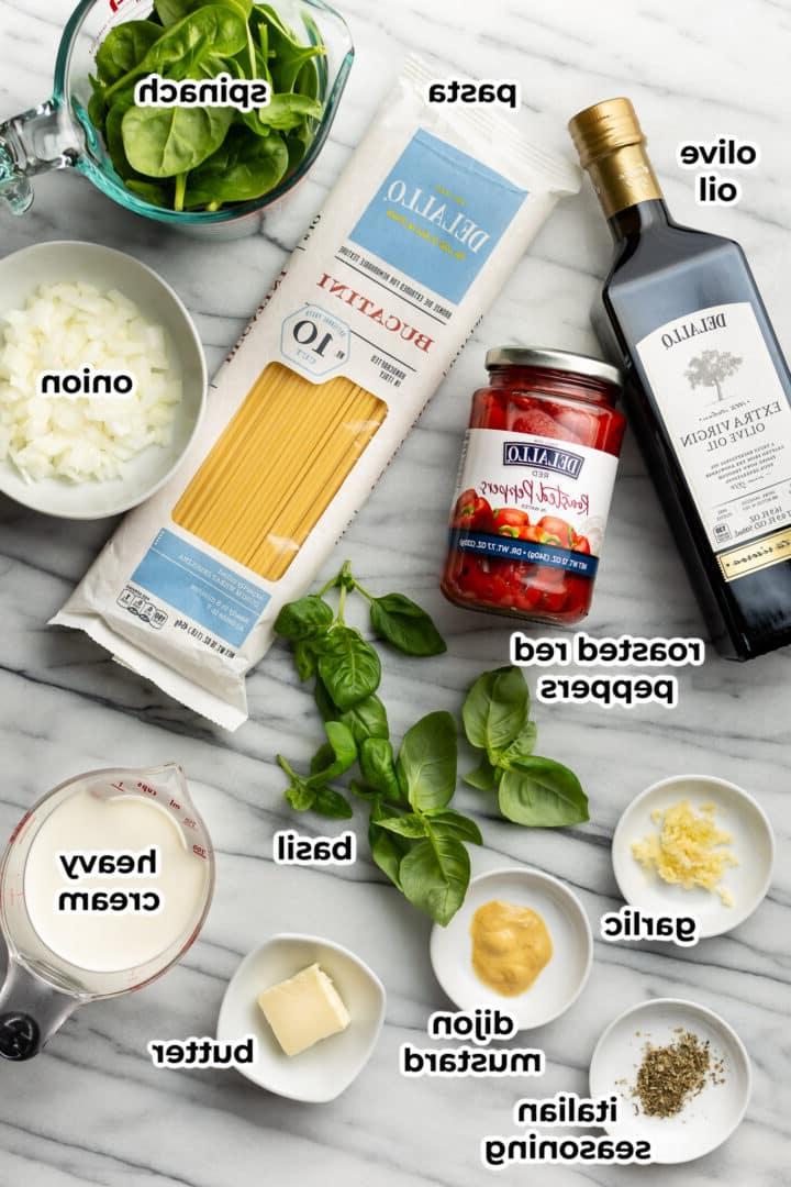 Cremige Pasta mit gerösteter roter Paprika 3 Zutaten für cremige Pasta mit gerösteter Paprika auf einer Arbeitsplatte
