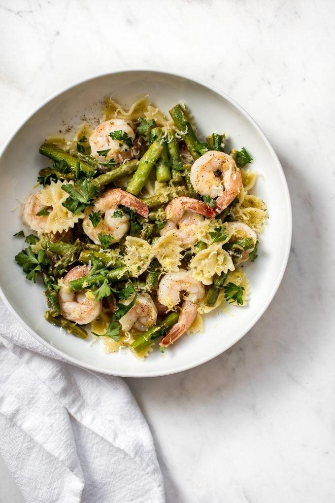 Garnelen-Spargel-Pasta auf einem weißen Teller