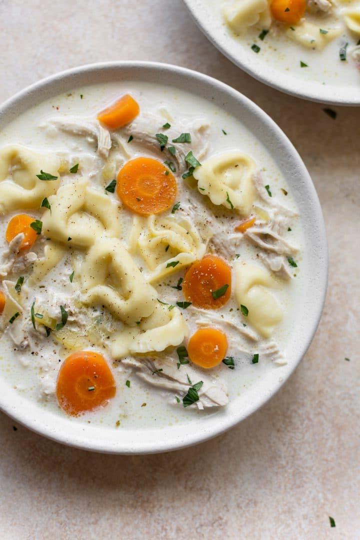 Instant Pot Hähnchen-Tortellini-Suppe 4 Cremige Hähnchen-Tortellini-Suppe in einer weißen Schüssel