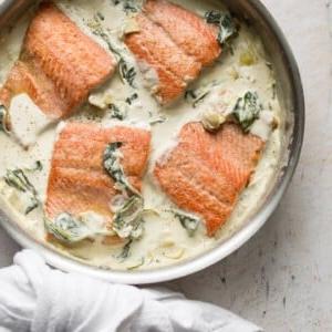 Spinat Artischocken Lachs 5 Spinat-Artischocken-Lachs in einer Pfanne
