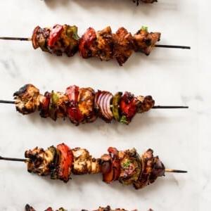 Einfache gegrillte Hähnchenspieße 5 Hähnchenspieße auf dem Grill zuzubereiten ist schnell und einfach! Eine schnelle Marinade, rote Zwiebeln, grüne und rote Paprika und ein paar Spieße sind alles, was Sie brauchen, um diese gesunden Hähnchenspieße zuzubereiten. Ein köstliches Sommer-BBQ-Rezept!