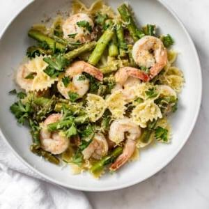 **Gesundes Garnelen-Spargel-Pasta-Rezept** 5 Dieses einfache, gesunde Garnelen-Spargel-Pasta-Rezept ist wunderbar zitronig, schnell und verwendet nur eine Handvoll Zutaten. In 20 Minuten fertig!
