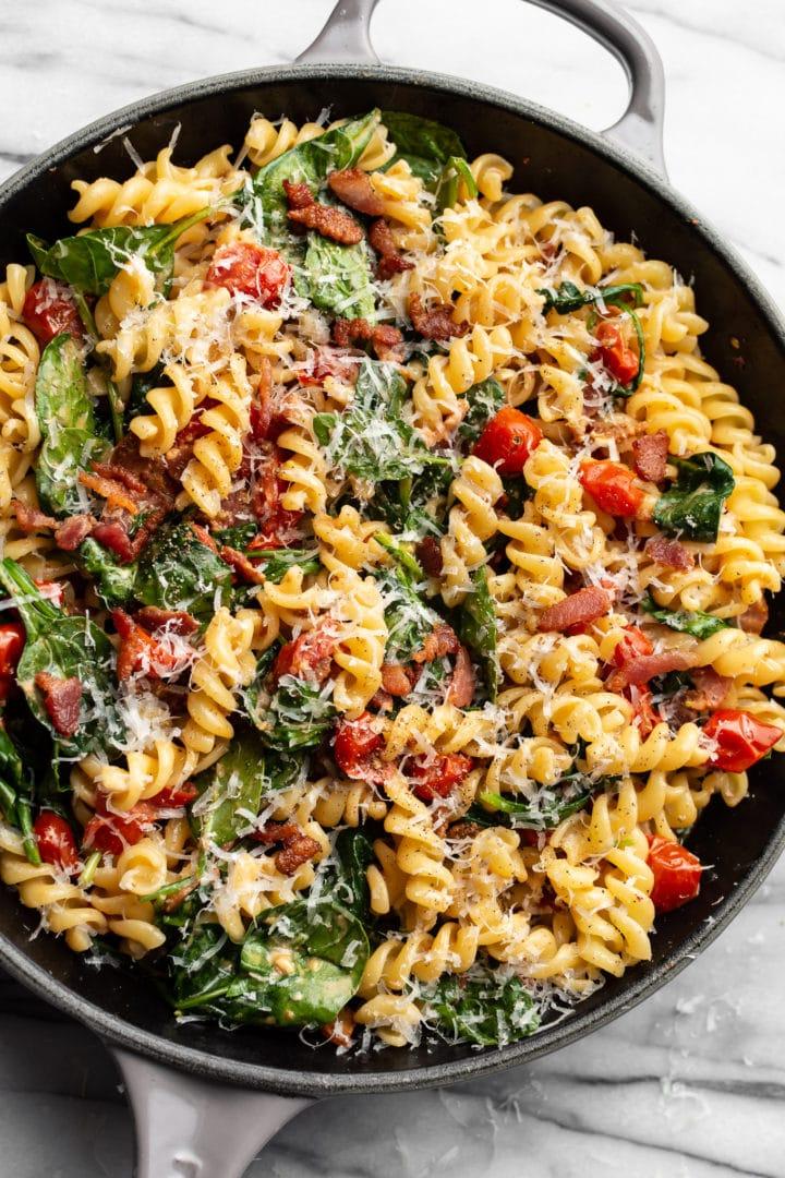 Einfache BLT Pasta 5 BLT Nudeln in einer Pfanne