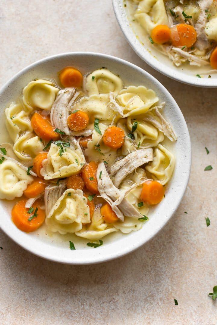 Instant Pot Hähnchen-Tortellini-Suppe in zwei Schüsseln angerichtet