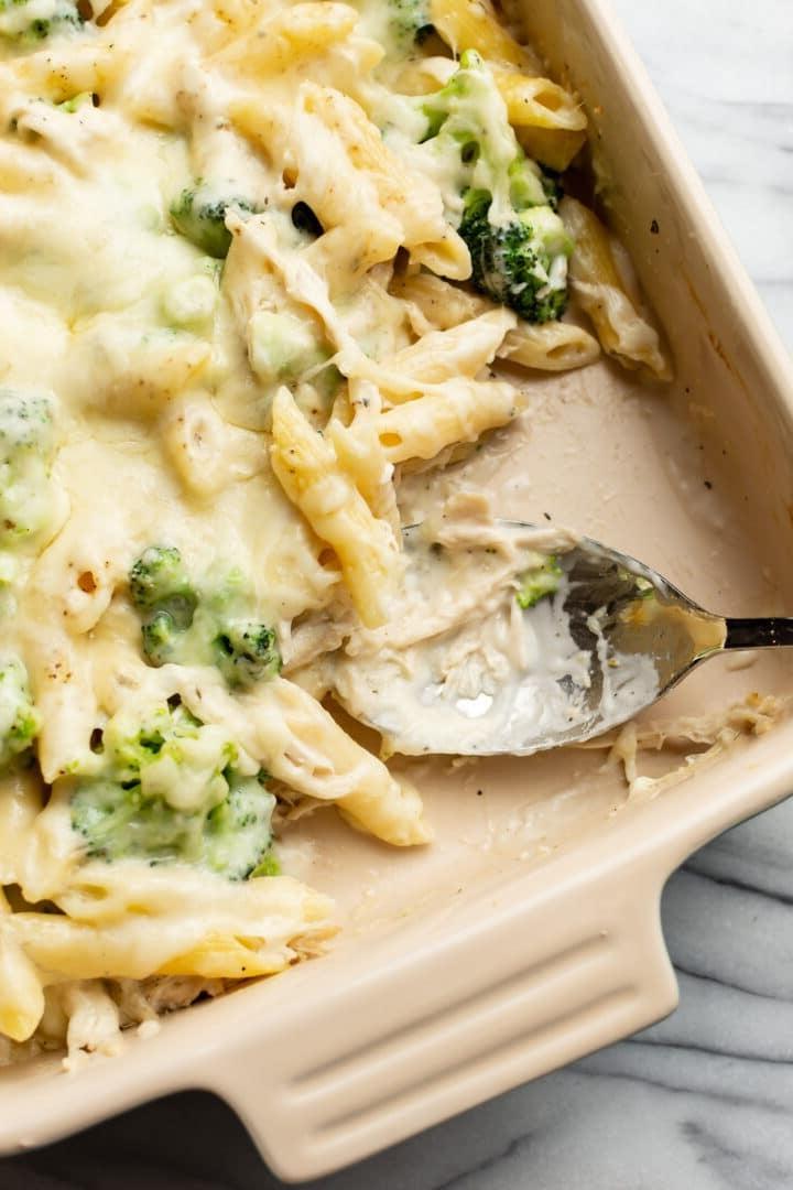 Hähnchen- und Brokkoli-Alfredo-Auflauf 6 Nahaufnahme einer Auflaufform mit Hähnchen-Brokkoli-Nudelauflauf