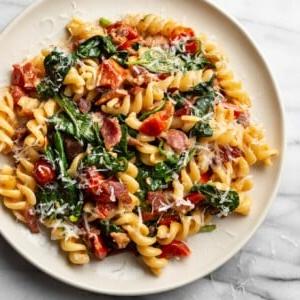 Einfache BLT Pasta 6 BLT Nudeln auf einem beigen Teller angerichtet