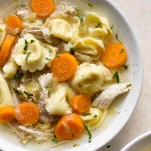 Instant Pot Hähnchen-Tortellini-Suppe 6 Nahaufnahme von Instant Pot Hähnchen-Tortellini-Suppe