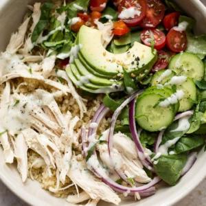 Ranch-Hähnchen-Quinoa-Salat 6 Dieser Ranch Hähnchen-Quinoa-Salat ist super einfach und lecker. Avocado, rote Zwiebeln, Tomaten, Gurken und ein schmackhaftes hausgemachtes Ranch Dressing machen dieses Rezept zu einem Gewinner!