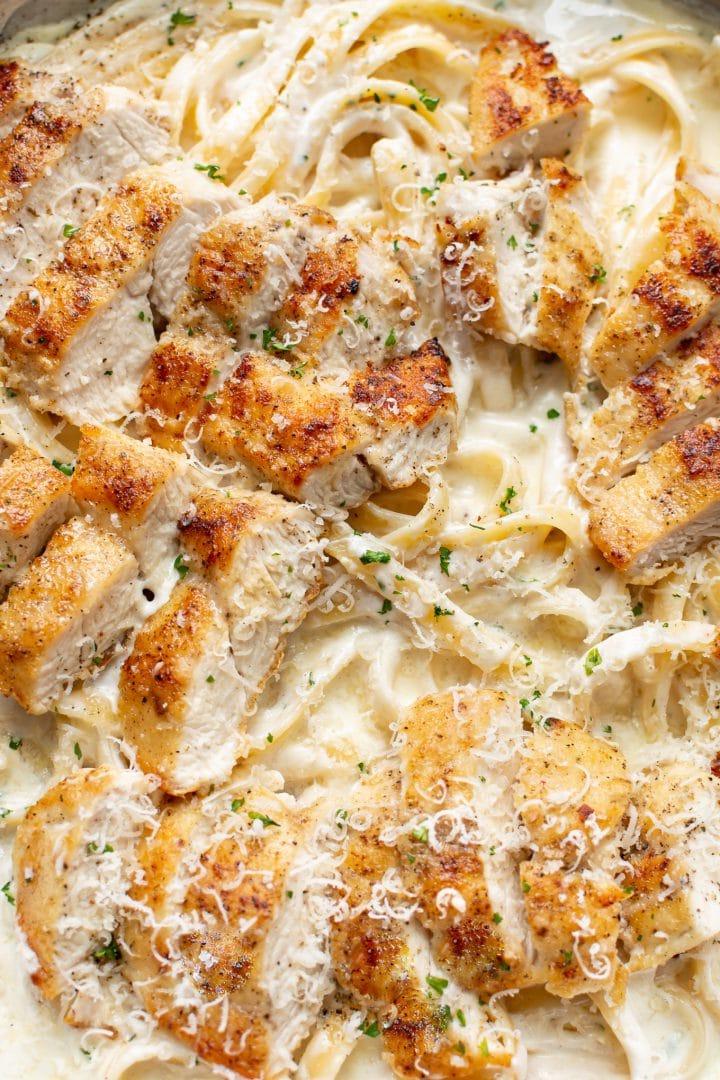 Hähnchen Fettuccine Alfredo 7 Nahaufnahme von Hähnchen Fettuccine Alfredo