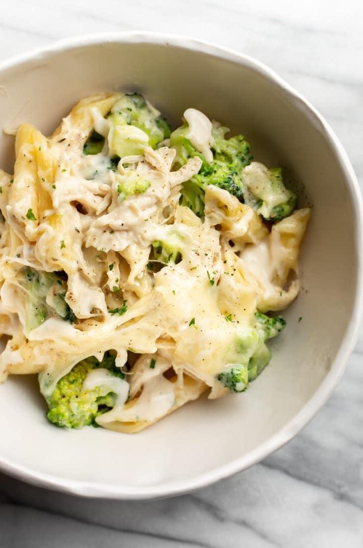 Hähnchen- und Brokkoli-Alfredo-Auflauf 7 Eine Schüssel Hähnchen-Brokkoli-Alfredo-Auflauf